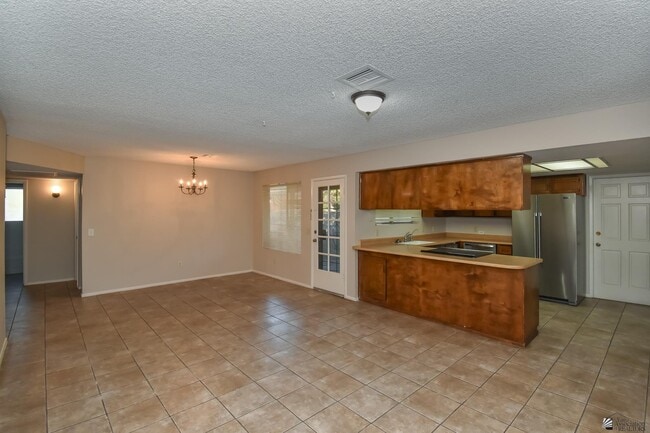 Building Photo - 2716 W Oakwood Ln