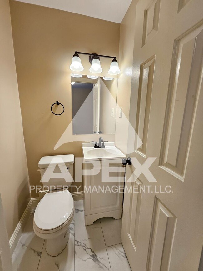 Building Photo - Renovated - 2 Bd 2.5 Ba Townhouse Duplex w/Huge Bonus room and oversized 1-car garage in West Kno...
