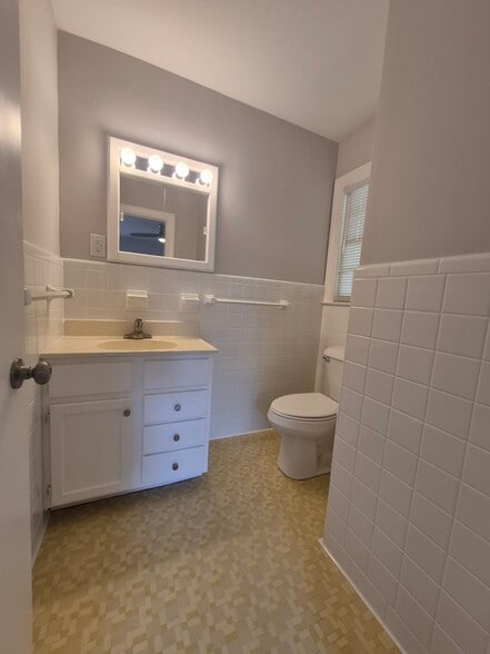 Building Photo - 1802 S Elm St