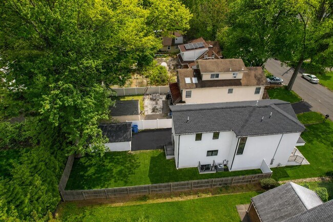 Building Photo - 229 Hickory Ave