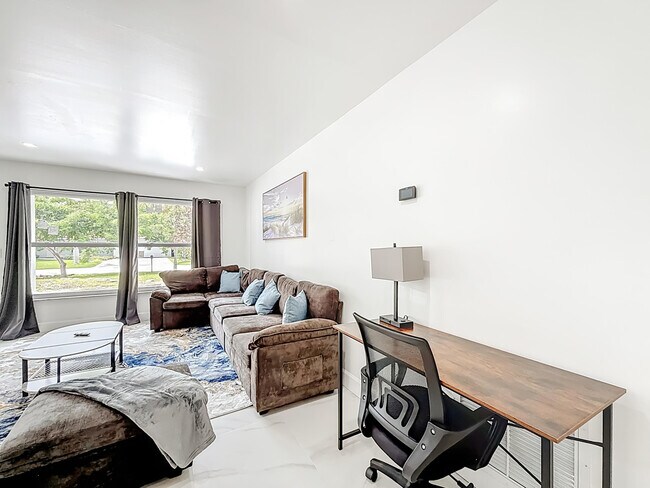 Building Photo - 635 Kingbird Cir