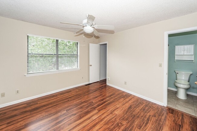 Building Photo - 2 Bedroom, 1.5 Bathroom Townhome in Island Bluff - James Island