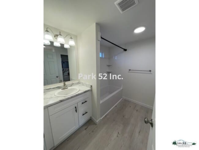 Building Photo - 6417 N Pine St