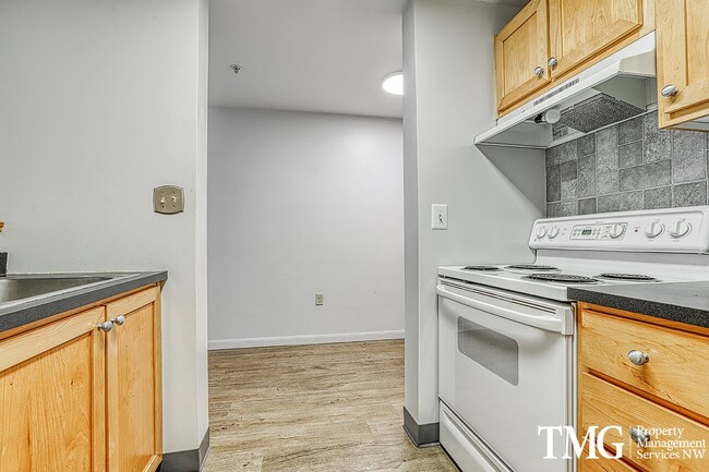 Building Photo - 2 Bed 2 Bath Downtown 3rd Floor Condo Wate...