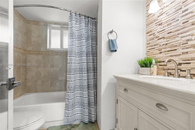 Building Photo - 1170 NE 191st St