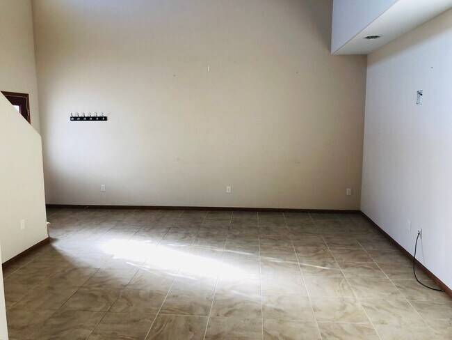 Building Photo - 21 &amp; 23 Hanfield Court