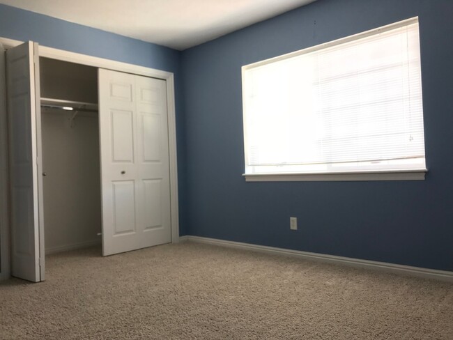 Building Photo - Charming 2 bed 1.5 bath Parkside Town Home...