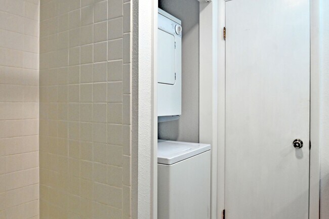 Building Photo - 2 bed 1 Bath townhouse