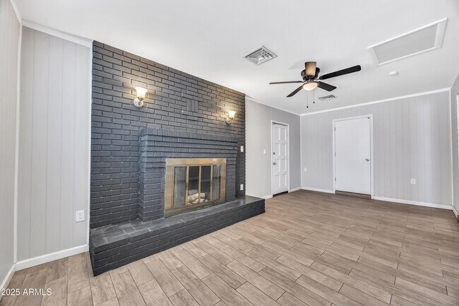 Building Photo - 102 W Holly Ln