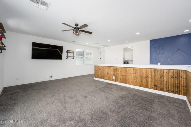 Building Photo - 1221 E Paseo Way