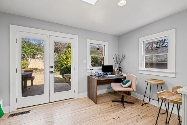 Building Photo - 805 Antone St NW