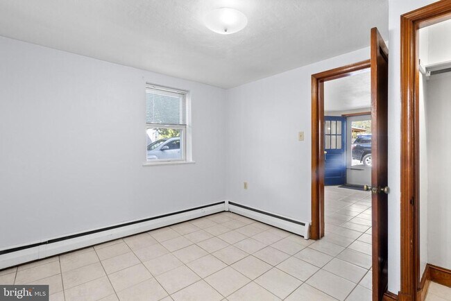 Building Photo - 1 S Cherry Grove Ave
