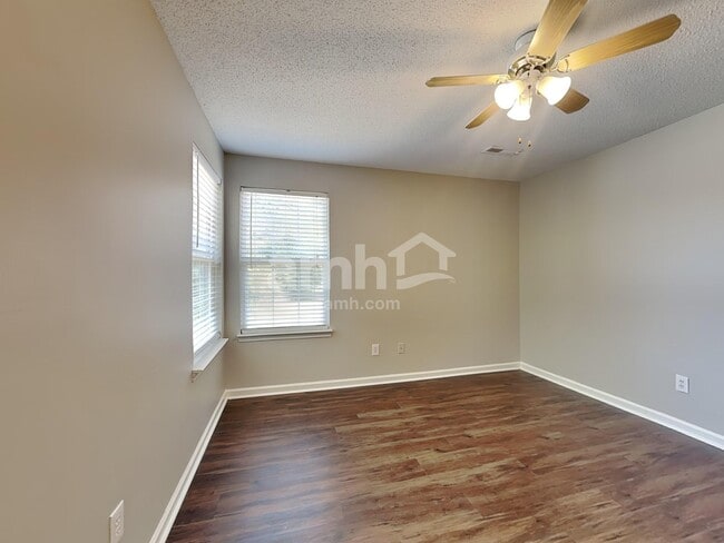 Building Photo - 121 Golden Crest Ct