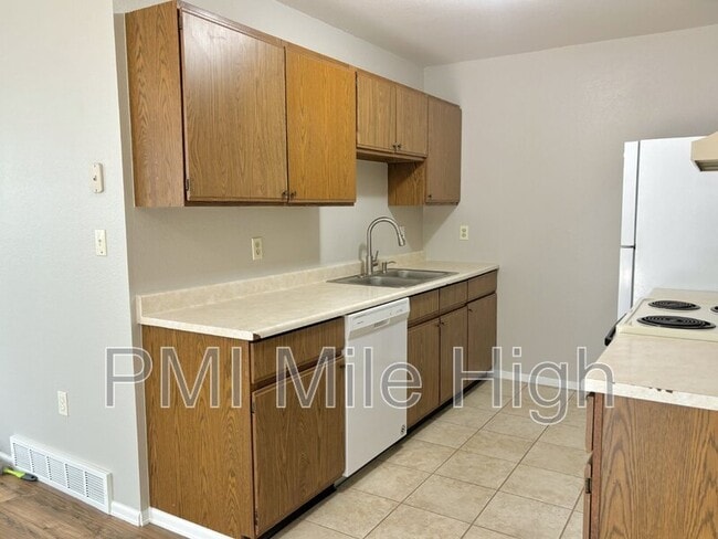Building Photo - 470 Lone Pine St