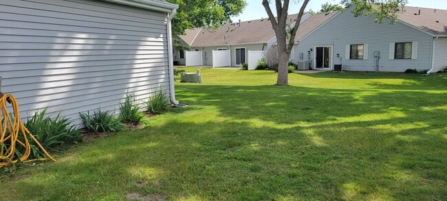 Building Photo - Newly Refreshed 2 bedroom in HOA