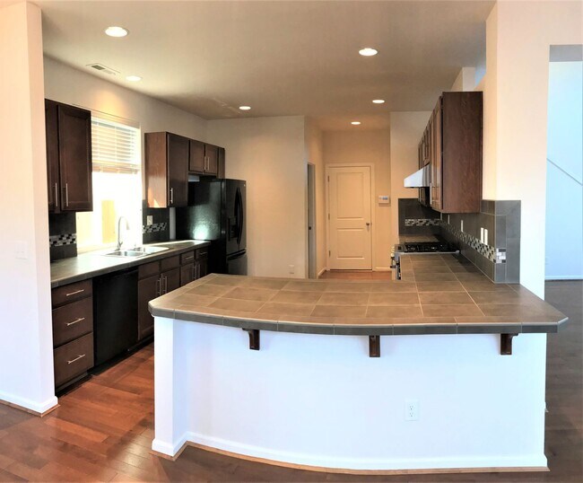 Building Photo - Stunning 2-Story Home Near Silver Lake
