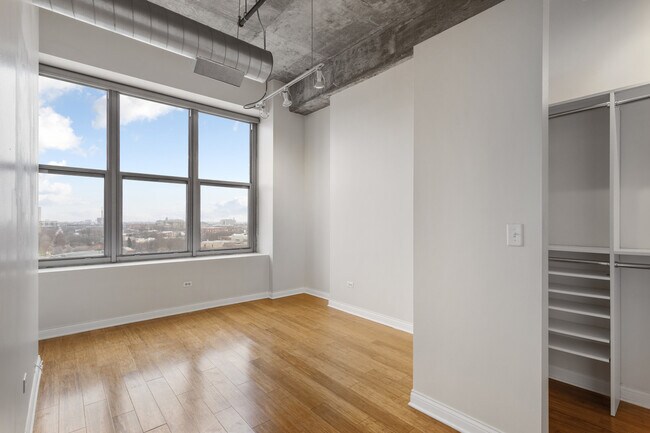 Building Photo - 933 W Van Buren St