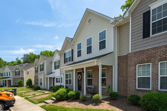 Building Photo - Lovely 2 bedroom 2 1/2 bathroom Townhome in Northeast Greensboro!