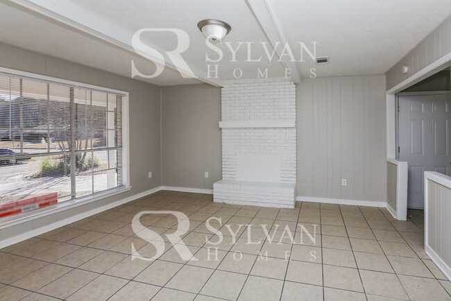 Building Photo - Enjoy one-level living in this 3 bedroom, 2 bathroom ranch-style home