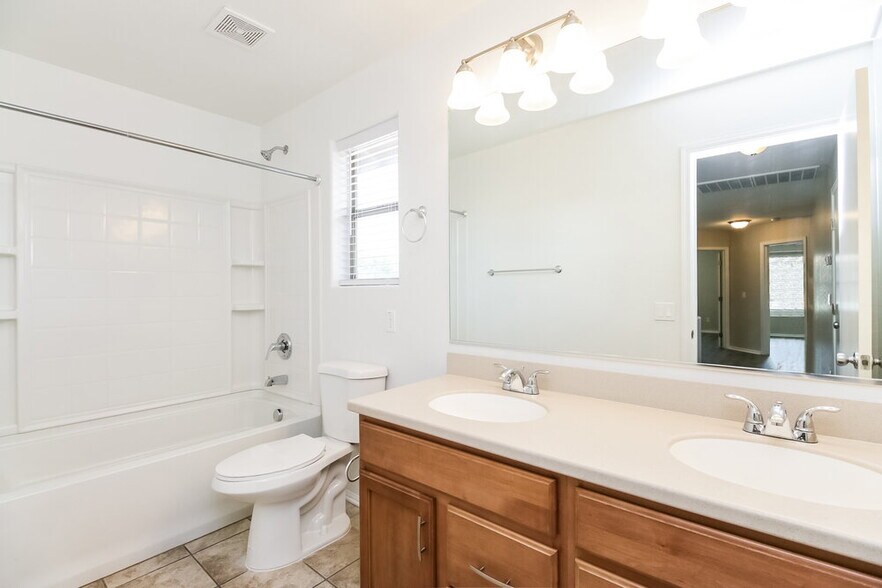 Building Photo - 992 S Hawk Ln