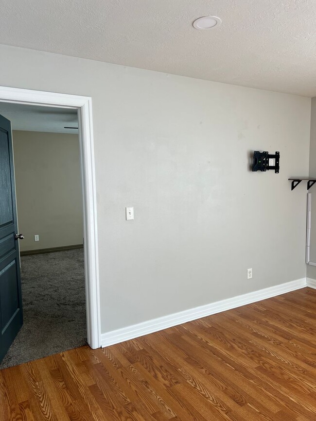 Building Photo - $500 OFF THE FIRST MONTHS RENT!! Cozy 3-Be...