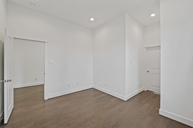 Building Photo - 594 Janisch Rd