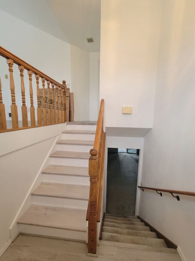 Building Photo - 899 S 86th St