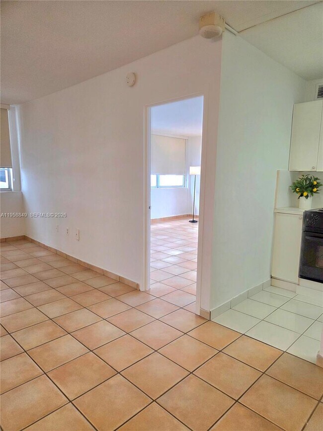 Building Photo - 5313 Collins Ave