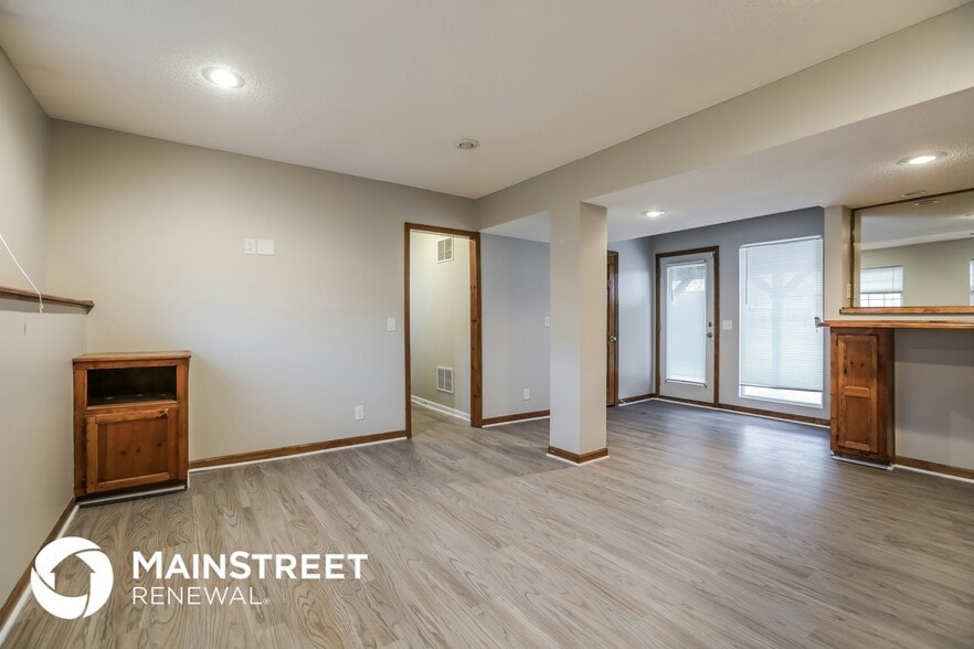 Building Photo - 1702 Briarwood Ln