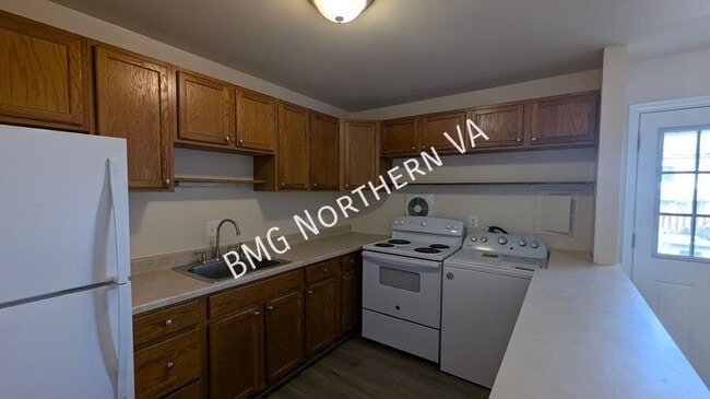 Building Photo - 9819 Town Ln