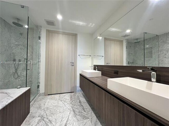 Building Photo - 1000 Brickell Plaza