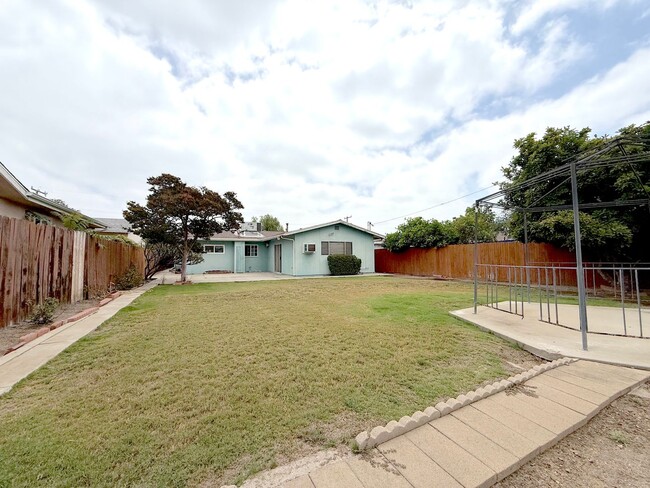 Building Photo - 4719 La Presa Ave