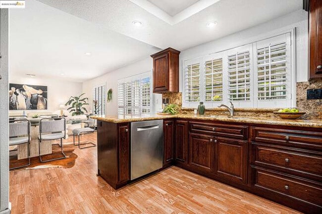 Building Photo - 1022 Village Dr