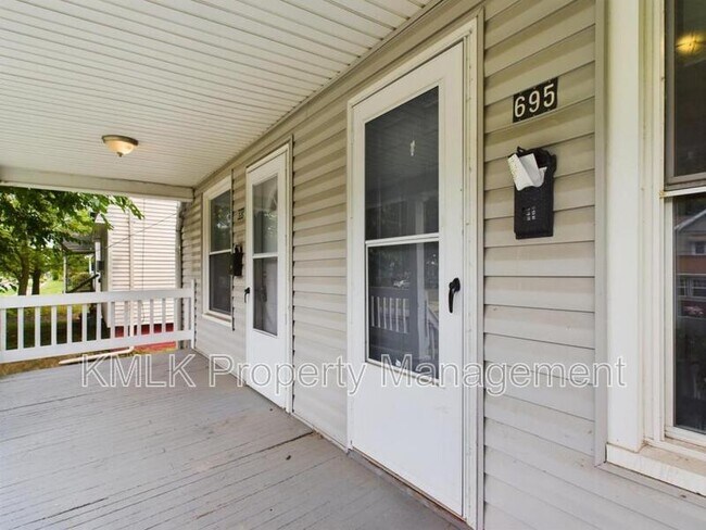 Building Photo - 695 Kling St