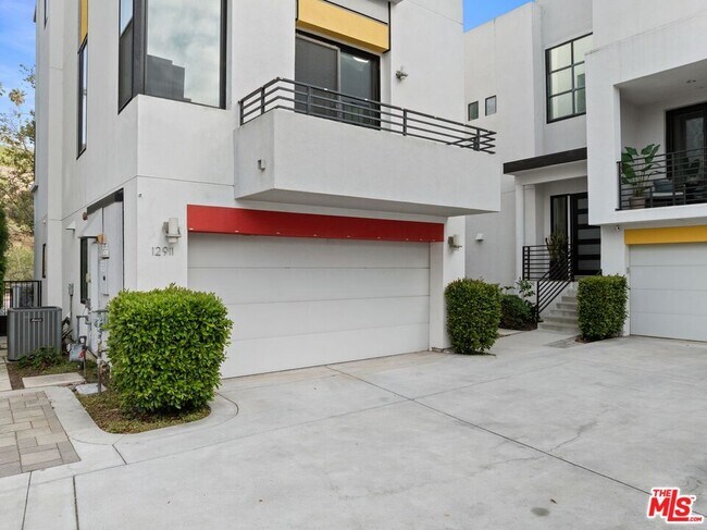 Building Photo - 12911 Bluff Creek Dr