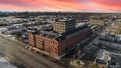 Building Photo - 6533 E Jefferson Ave