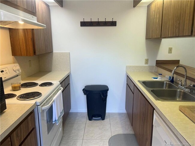 Building Photo - 3033 SW Sunset Trace Cir