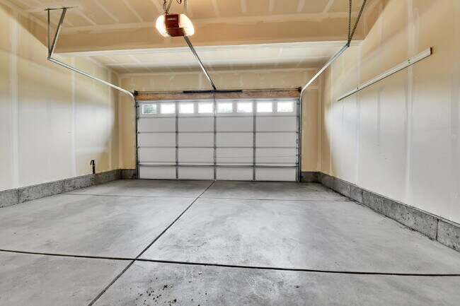 Building Photo - $4,100 - Spacious 5-Bed, 3.5 bath Home wit...