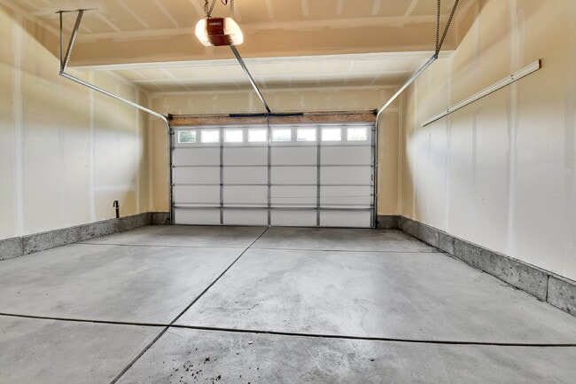 Building Photo - $4,850 - Spacious 5-Bed, 3.5 bath Home wit...