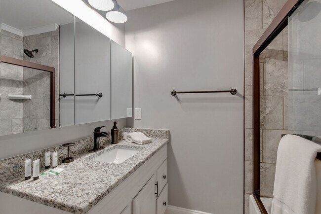 Upstairs Full Bath - 410 E Trinity Ln