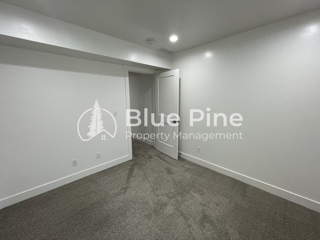 Building Photo - 5844 Wildrose Ave