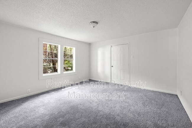 Building Photo - 705 5th Ave