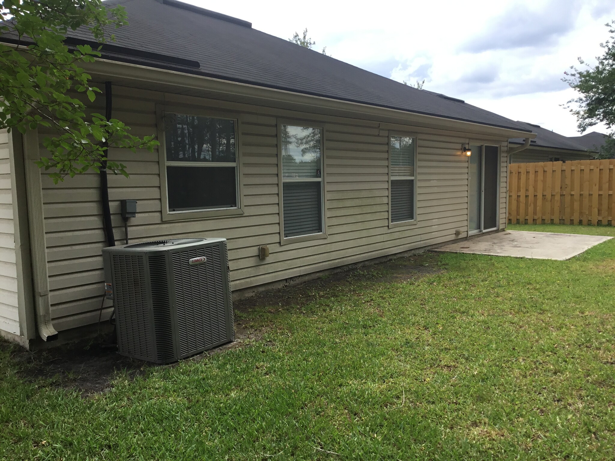 Building Photo - 6701 Southern Oaks Dr