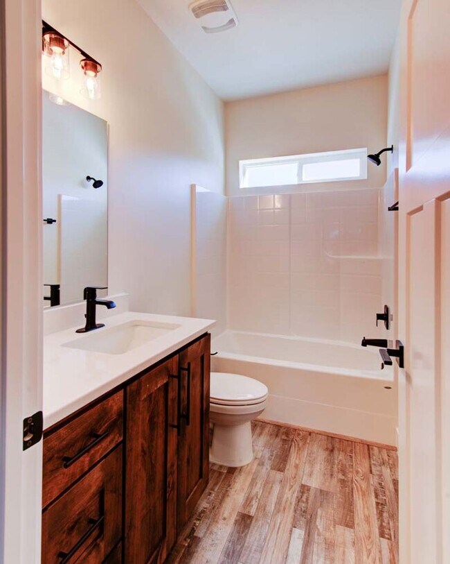 Building Photo - Beautiful Townhome in Cross Hollow Hills! ...