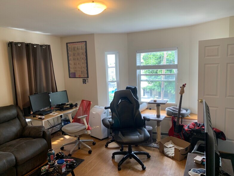 Building Photo - 67 Ashford St