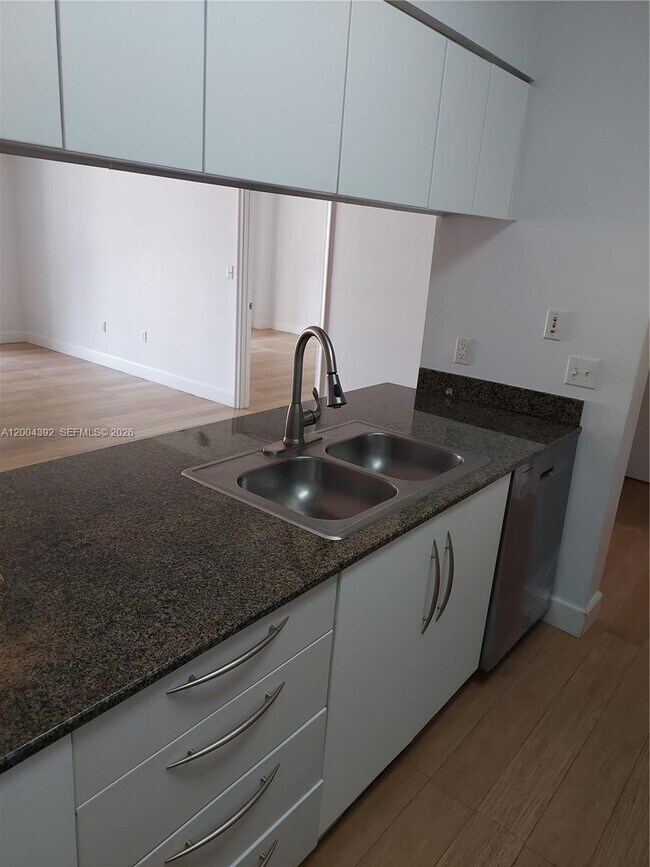 Building Photo - 1200 Brickell Bay Dr