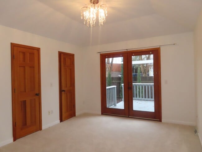 Building Photo - Beautiful home in Ferry St Bridge Area. 3 bedroom / 2 bath! Apply Now!