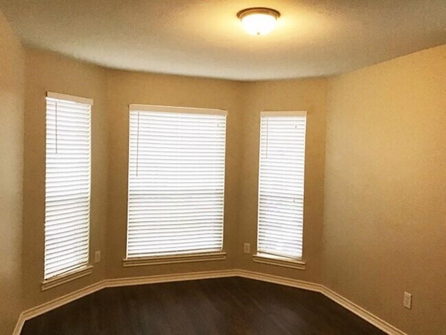 Building Photo - 2218 Shady Pine Dr