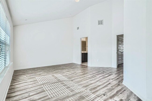 Building Photo - 1620 Bryant Dr
