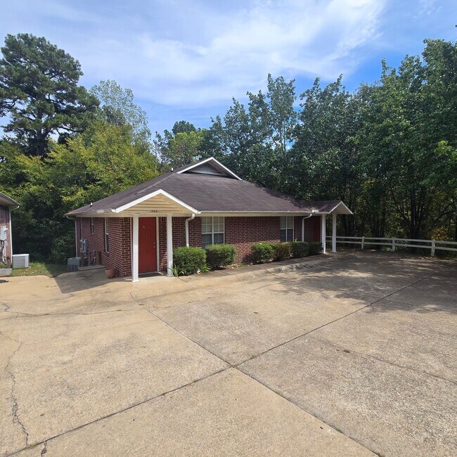 Building Photo - 2 Bedroom 1 Bath Condo Style Apartment